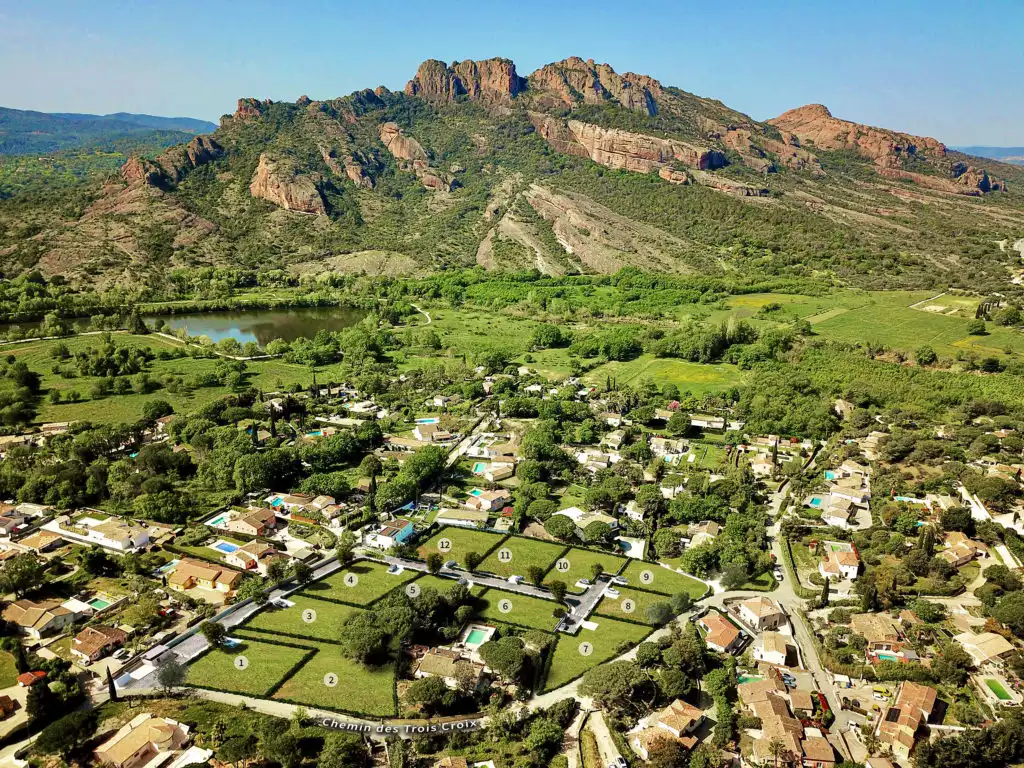 vue axonométrique d'insertion de futurs terrains à construire au pied du massif de l'Esterel