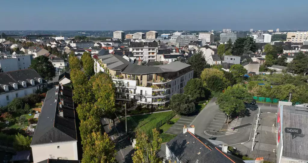 Ce projet présente une architecture moderne et intégrée à son environnement. Le bâtiment principal est un complexe résidentiel de plusieurs étages, caractérisé par des façades blanches avec des éléments de bardage en bois et des balcons incurvés et verdoyants. Il offre des terrasses spacieuses au dernier étage avec des finitions en bois. L'aménagement paysager est soigné, incluant des espaces verts collectifs et des arbres matures, suggérant un cadre de vie urbain mais aéré. L'ensemble s'insère dans un quartier résidentiel existant, comme le montre la vue aérienne.