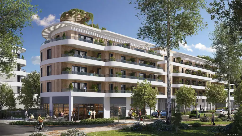Cette perspective extérieure met en scène une architecture contemporaine aux lignes fluides, caractérisée par des façades habillées de bois et de larges balcons filants d'un blanc éclatant qui soulignent l'horizontalité du bâtiment. Le rez-de-chaussée, largement vitré et ouvert sur l'espace public, accueille des commerces de proximité et des terrasses de café, créant un socle actif et convivial au pied des logements. L'environnement immédiat est richement paysagé avec des arbres de haute tige et des massifs fleuris, où s'intègrent harmonieusement des circulations douces empruntées par des cyclistes et des piétons sous un ciel bleu dégagé. En couronnement, les terrasses du dernier niveau sont agrémentées de pergolas végétalisées, illustrant un art de vivre qui privilégie la nature en ville et la luminosité des espaces de vie.
