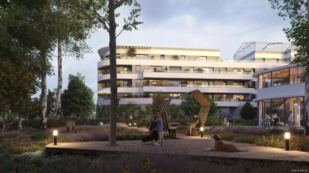 Ce visuel met en scène un cœur d’îlot paysager propice à la détente et à la biodiversité, où des cheminements en platelage bois serpentent à travers une végétation sauvage et des graminées ponctuées de bornes lumineuses. Au centre de cet espace de rencontre, une structure design en bois fait office de banc abrité, tandis qu’en arrière-plan, l'architecture résidentielle déploie ses façades claires aux lignes courbes et ses larges balcons protégés par des garde-corps vitrés. L'atmosphère paisible de fin de journée souligne la qualité des aménagements extérieurs, intégrant harmonieusement des arbres de haute tige, des nichoirs à insectes et des espaces de vie conviviaux qui font le lien entre la nature et l'habitat urbain moderne.