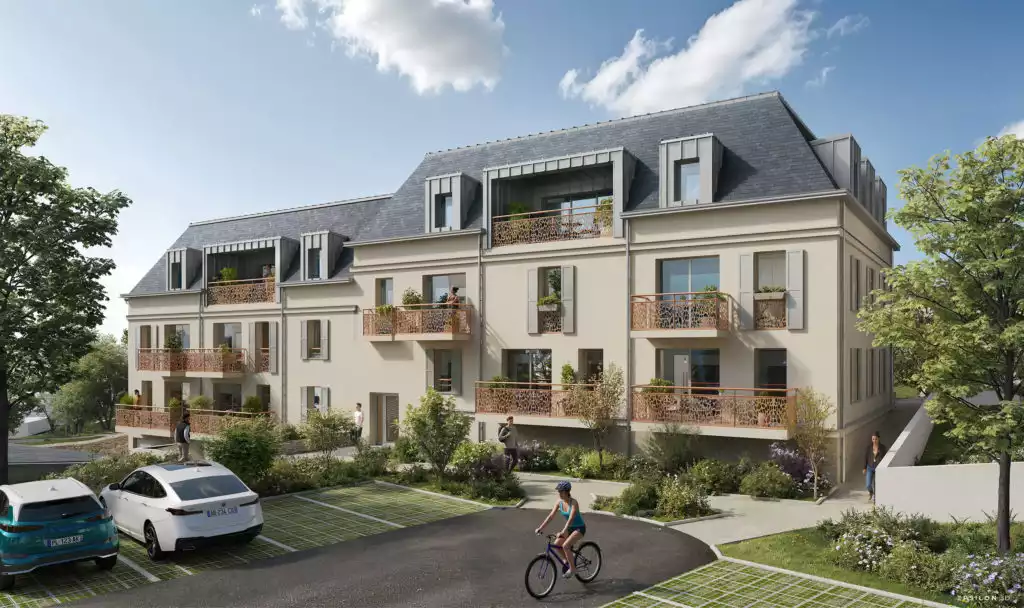 Le bâtiment, aux teintes chaudes et au toit en ardoise, s'intègre harmonieusement dans un environnement paysager verdoyant. Un chemin serpente devant l'immeuble, emprunté par une cycliste et plusieurs passants, créant une atmosphère conviviale et animée.