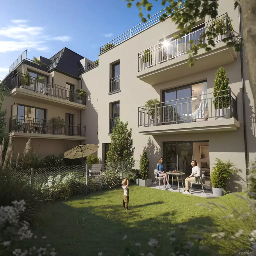 Une vue en contre-plongée depuis un jardin privé montrant la façade arrière de la résidence. Un bâtiment moderne de plusieurs étages aux teintes beiges, doté d'une toiture mansardée sombre et de balcons avec garde-corps barreaudés.