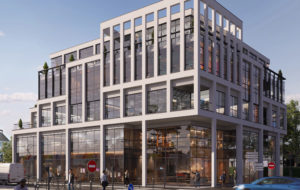 Un immeuble moderne à usage mixte bureaux et commercial dans un environnement urbain au niveau d'un carrefour. Le style architecturale avec de grandes surfaces vitrées.