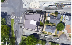 C'est un plan masse 3D ou une vue aérienne annotée d'un projet immobilier. C'est un document de présentation technique montrant l'insertion du projet dans son site et l'organisation des flux d'accès. Elle inclut une rose des vents. L'aménagement extérieur comporte des terrasses out des espaces paysagers autour du bâtiment.